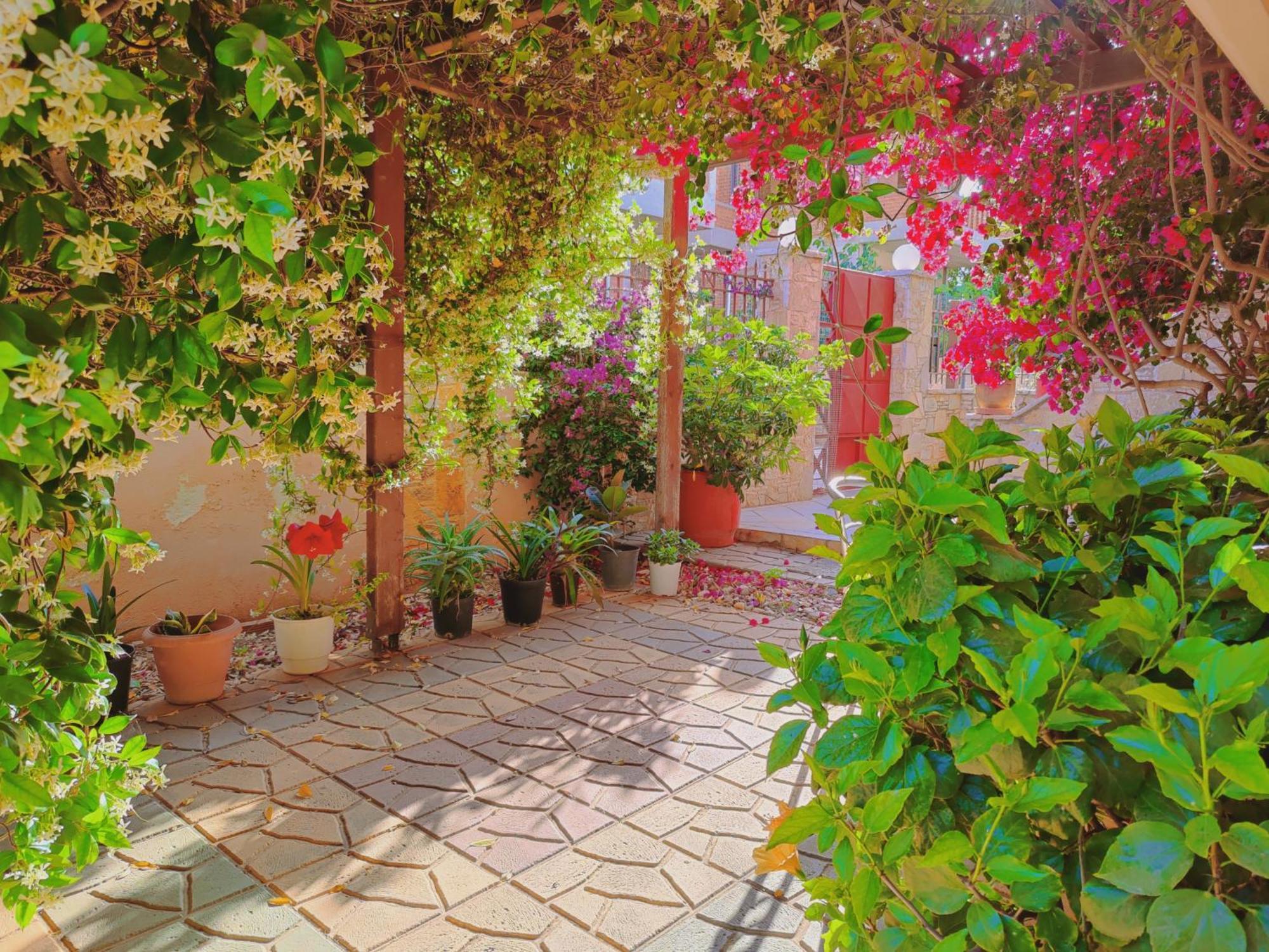 Artemis Garden Near Airport Hotel Bagian luar foto